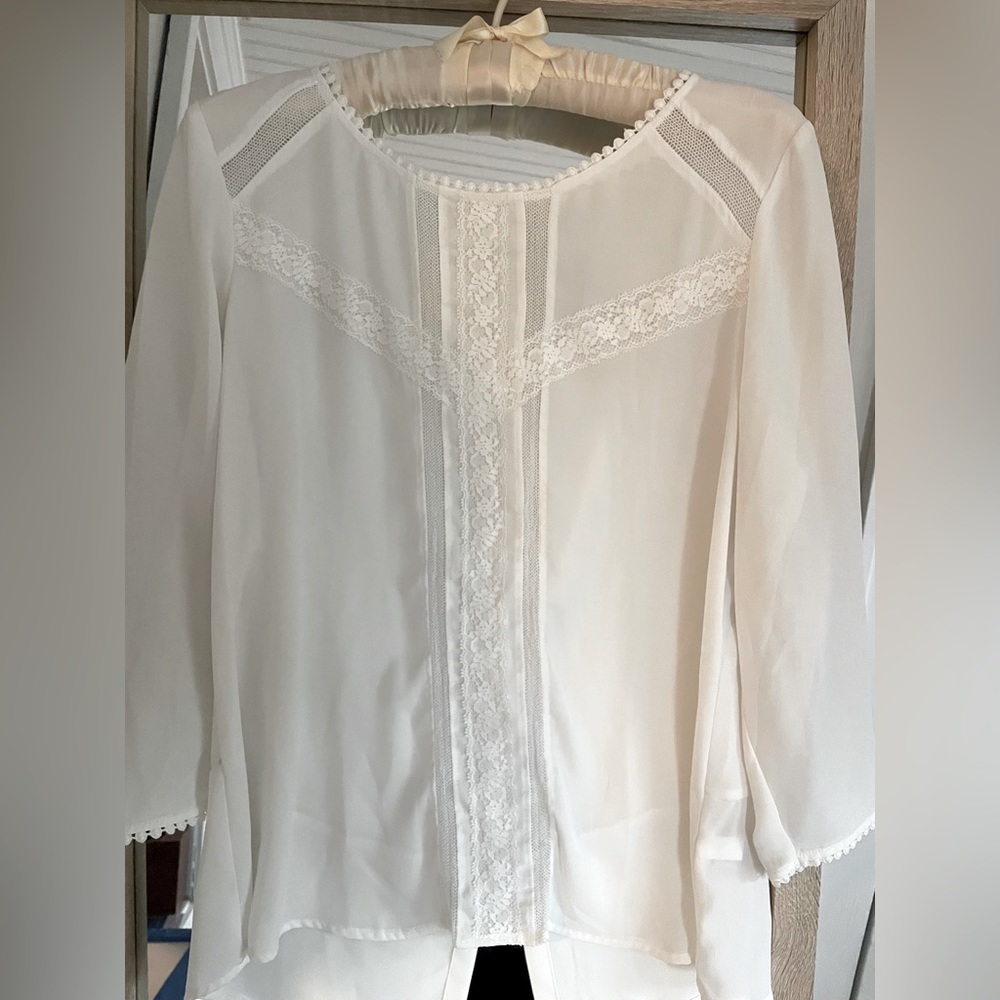 LC Lauren Conrad Blouse - sz M - lace and button back detail